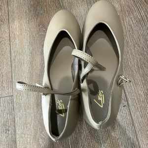 Leo’s tan character shoes